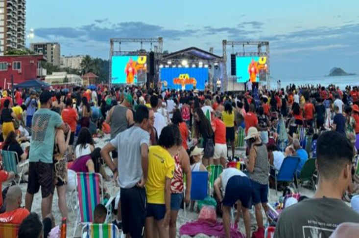 Jovens organizam cultos ao ar livre nas praias do Rio de Janeiro